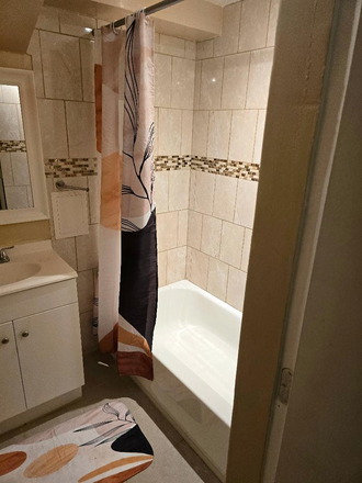 Bathroom - Nice, Quiet 2 bedroom unit in upscale neighborhood Duplex