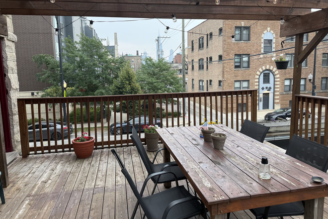 East facing (Downtown) view from the balcony - Private Room in Garden Apartment Near UIC Medical District/United Center 950 + Utilities