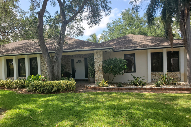 Exterior - Studio Apartment. Private entrance. Parking Space. Fully Furnished