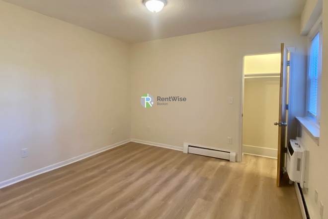 1 - SEPT 2026-Sweet Comm Ave Studio, H/HW inc! No Broker Fee! Apartments