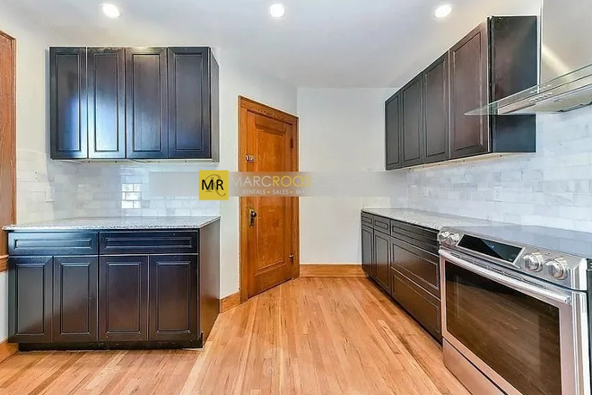 Call NOW for showings! 617-236-8600 - RENFREW ST - *NO FEE* MODERN TOP FLR 5BR NEAR TUFTS FOR *6/1/2027* W/ 2 BATH, LNDRY IN BLDNG, PRKNG Apartments