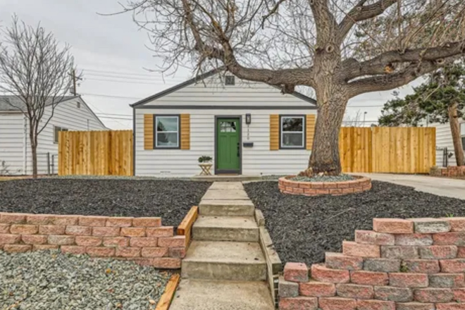 Outside Street View - Newly remodeled house 2 bed, 1 bath, 2 car garage, and backyard, 3.4mi from campus