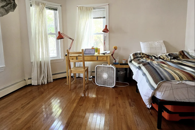 Bedroom 4 - queen bed/ desk - Renovated 4 beds OR 1 room for rent available 06/01/26