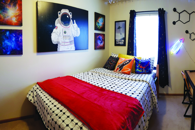 Bedroom will be the same size as this with the same desk. - Blue Course Common Apartment, close to campus