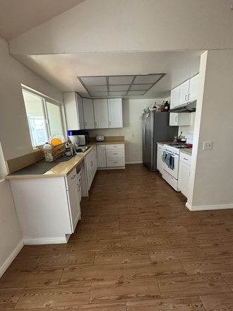 kitchen - 5 rooms and 2 baths house walking distance to UCR Campus.