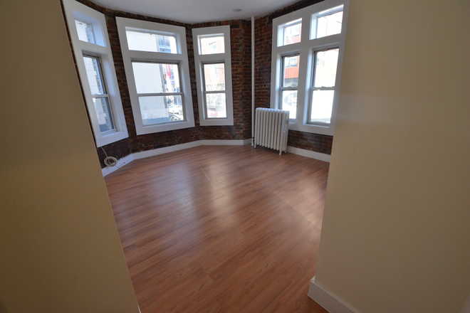 105 - 4 Bedroom apartment for $4800 in Fenway Avail. 9/1 ! NO BROKERAGE FEE