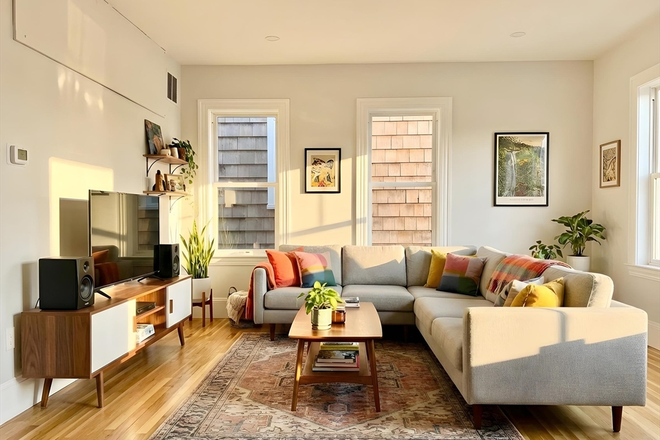 Living room - STUNNING 3 Bed/1 Bath w/ LAUNDRY IN UNIT! Avail 6/1/26!!