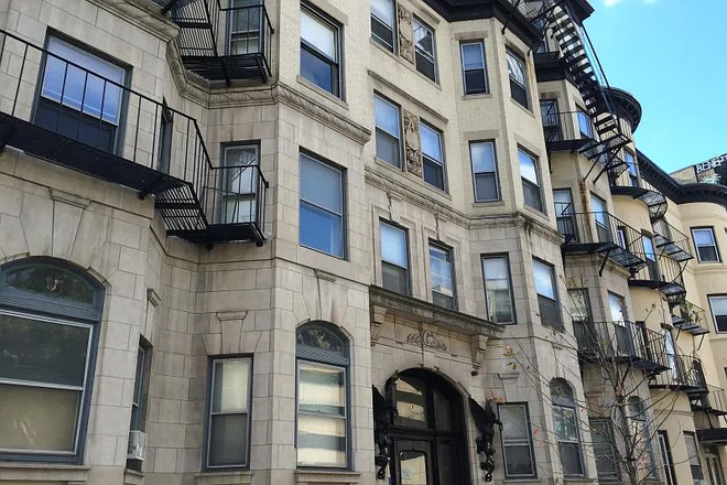 Exterior, please ask me for more photos - Apartment / Room available on Westland Avenue