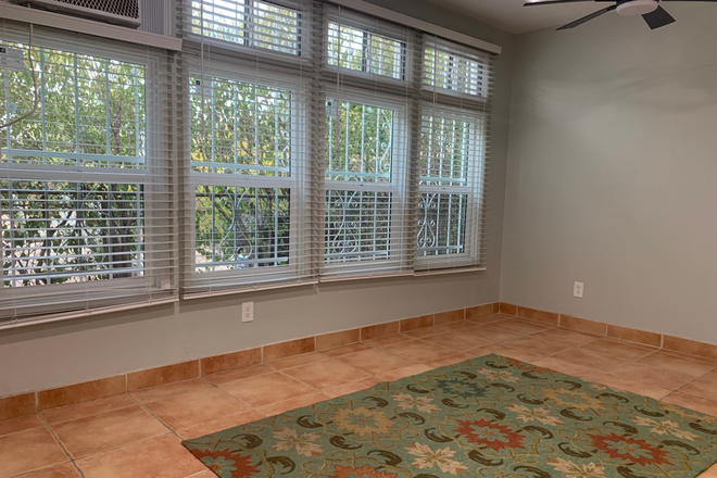 Living space - Central Tucson Casita - Remodeled with Full Kitchen