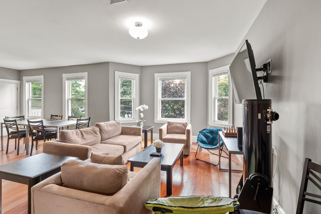 living room - Fully furnished 5 bed/2bath available immediately