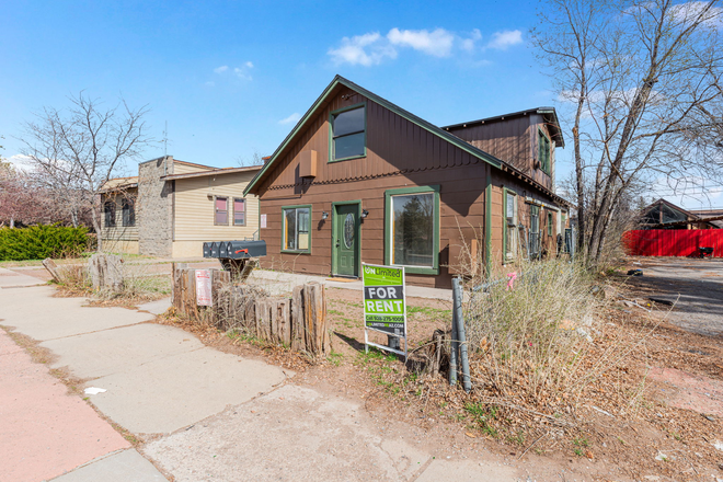 Front of House - 6 Bedroom Gem steps away from Campus!