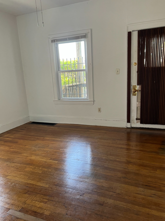 Living room - 2288 Murray Hill (CWRU Housing) Apartments