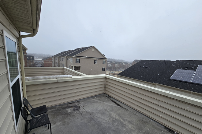 balcony-2 - 🌞 Summer Sublease Available (May 18 – July 31'26) | Fully Furnished Private Room with Balcony