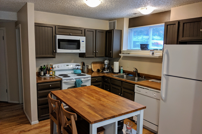Kitchen - Apartment right off West Pearl