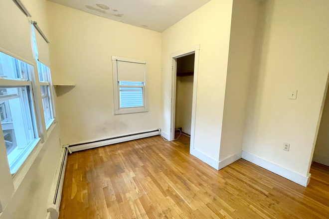 Bedroom - 4 Bd on Calumet, Avail 09/01, Disposal, Yard, Pantry, Duplex