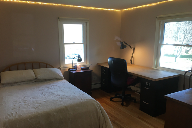 Bedroom - Room in South Amherst