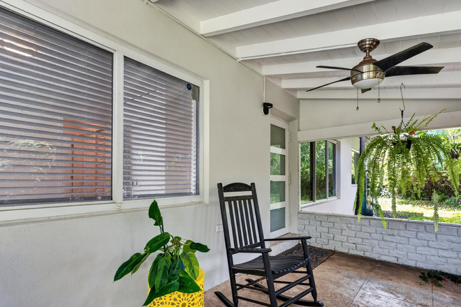 Private Patio Area - Studio, 1/1 S. Miami, near transit, shopping, UM CG campus