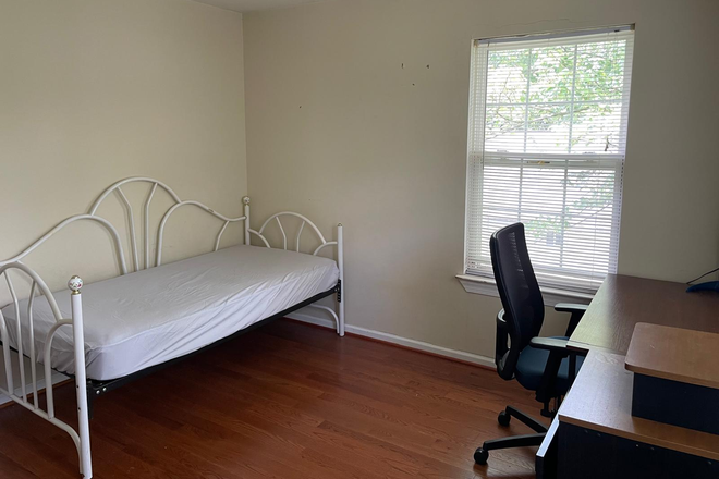 Bedroom#1 - Furnished One Bedroom Available in Single Family Home