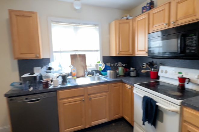 1 - 9 month GEM! 3 Bed with Office! Perfect for Tufts Students- NO BROKER FEE! Triplex