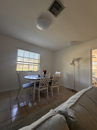 Dining Room - House close to Campus