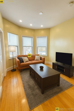 Call NOW for showings! 617-236-8550 - CENTRE ST TERR - BROWNSTONE 2BR/1BA IN CONVENIENT FORT HILL FOR *9/1/2026* W/ LNDRY IN BLDNG, DW! Condo