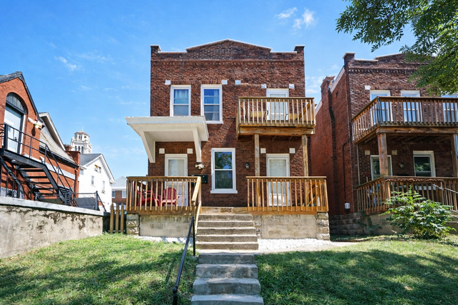 Front of House - Walk to UC Campus | 2–4 Students | Aug 2026–July 2027 | Gives Back!