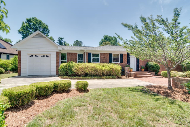 Outside Street View - 3 Bedroom, 2 Bath House / 7 Minutes from West Campus