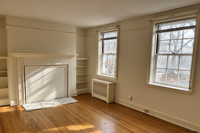 Bright, sun-filled studio with two windows - Furnished studio apt-Nassau St-Princeton