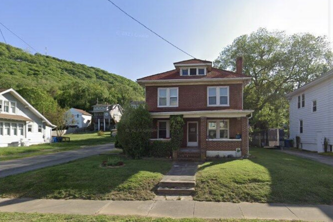 Outside Street view - Light Filled Upper Apartment convenient to Roanoke Memorial and Greenway