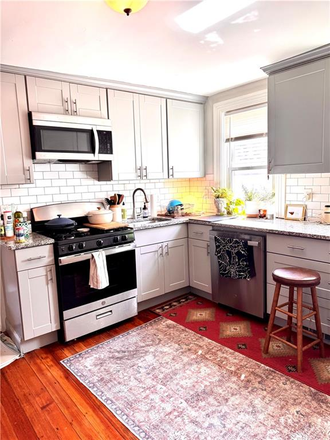 kitchen - Nicely 1 bedroom apartment in Fox Point/East Side. Located just a block away from Wickende