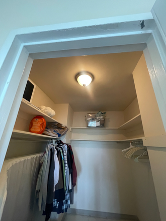 walk-in closet - Riverhouse Apartments