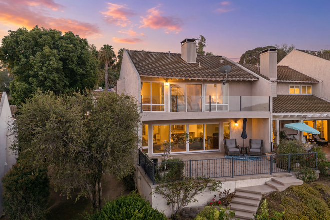 Gated Canyon Crest townhouse near UCR: 3BR/2.5BA, panoramic views & fruit trees. - Gated Canyon Crest townhouse near UCR: 3BR/2.5BA, panoramic views & fruit trees.