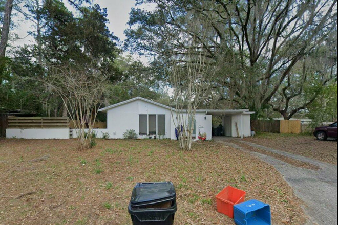 Front view - 3/1 House With Pool and Spacious Yard - Close to Campus, Bus Stop, and Publix