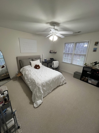 Bedroom - Room in a townhouse!