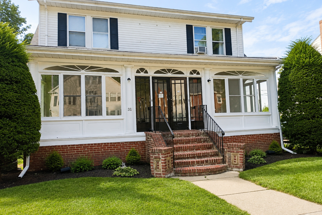 . - 2027-2028 - great 2 unit house on beautiful street near lower campus