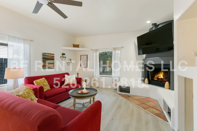 Welcome - Fully Furnished 4br/2 ba House, Walk to Campus, In-Unit Washer/Dryer, AC, Parking, Fenced Yard