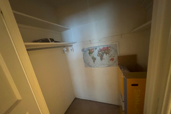 Walk-in Closet Master Bedroom, #1 - Apartment in Rosslyn, Walking distance to main campus