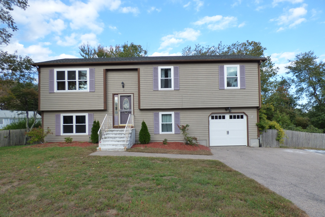 Front of House - Available for a group of 4! 4 Bedroom in Bonnet Shores! House