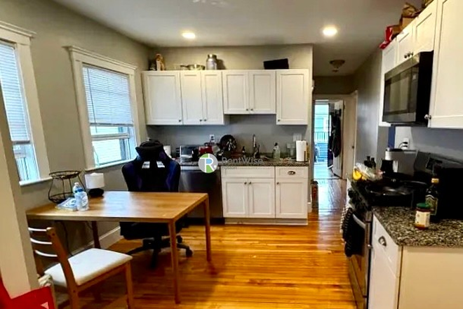 1 - JUNE 2027 | Desirable 5 Bed, 1 Bath Duplex | Medford | Water Included | No Broker Fees! Duplex