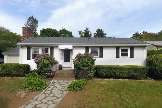 Front of house - Available for a group of 4! 4 Bedroom in Bonnet Shores Area!