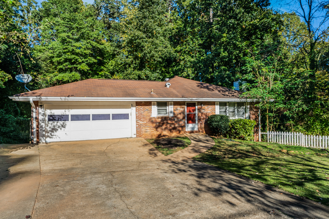 Brick ranch/2 car garage/Large Driveway - 4 Bedroom w/Full Basement/Garage w/deck