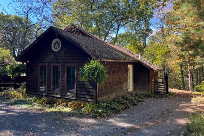Outside street view. Parking spot is to the right of the unit. - Beautiful cottage in Belchertown on Amherst line available Sept. 2026