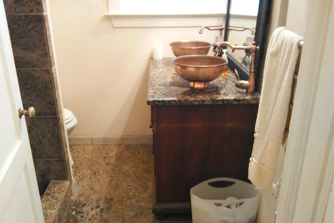 Bathroom - Edgewater 1/2 Mile from ODU House
