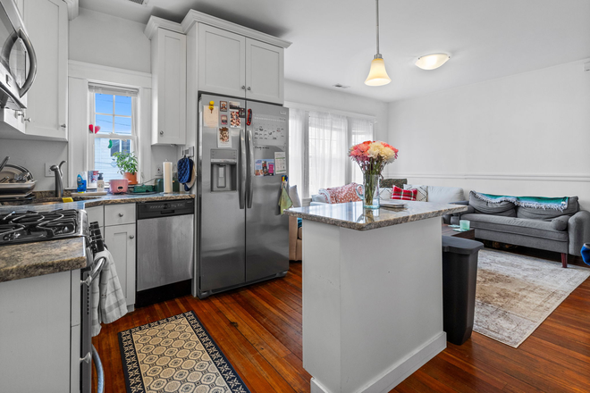 Call NOW for showings! 617-236-8600 - BOWDOIN ST - *NO FEE* LRG RENOVATED 4BR NEAR TUFTS FOR *6/1/2027* W/ 2 BATH, PRKNG, LNDRY IN BLDNG