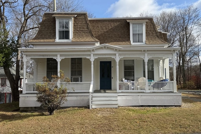 Building - Four Bedroom Apartment in Amherst Center