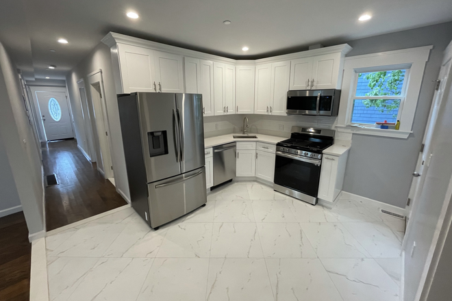 Call NOW for showings! 617-236-8600 - RAYMOND AVE - *6/1/2027* GET A HEAD START ON NEXT YEAR'S APT - 4BR/2BA W/ LNDRY IN BLDNG, RNTL PRKNG