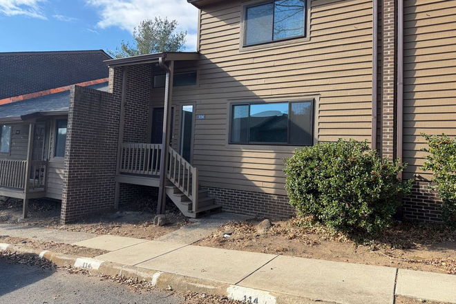 Front of House - 2300 sq. ft. Townhome to Share, 1.4 Miles from Grounds