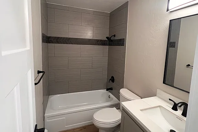 Bathroom - Private room in 2-bedroom apartment, 1 mile from campus