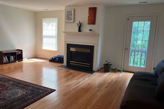 living room - 1 Room in a 4-bedroom townhouse 7 minutes from UMD