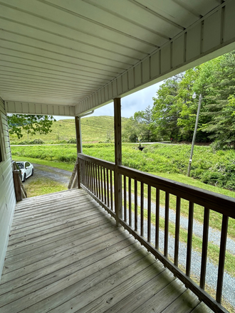 Porch - Quiet apartment 15 min east of campus!